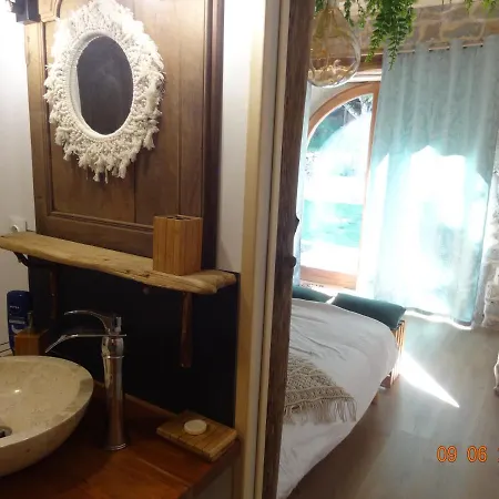 chambre d hote flore, végétalisée au coeur du célé Bed & Breakfast Brengues